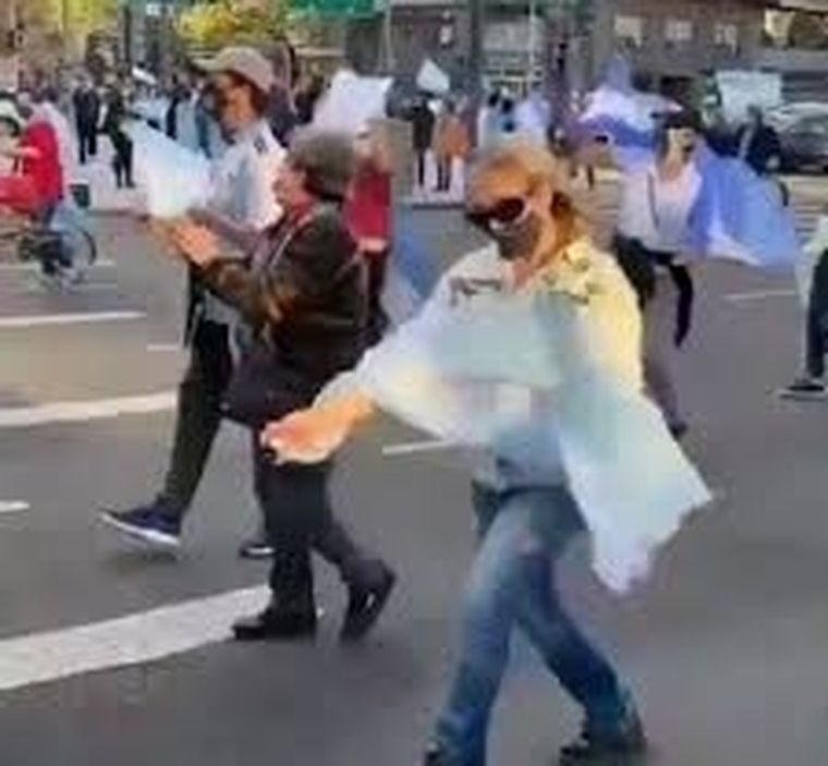 La señora murguera es furor en las redes por sus pasos que van con cualquier tema