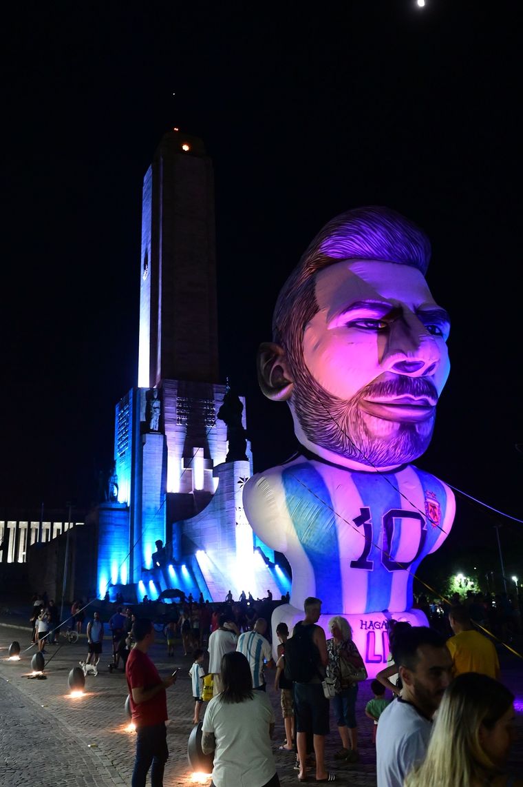 El gigantesco muñeco inflable de Messi. Foto: Télam