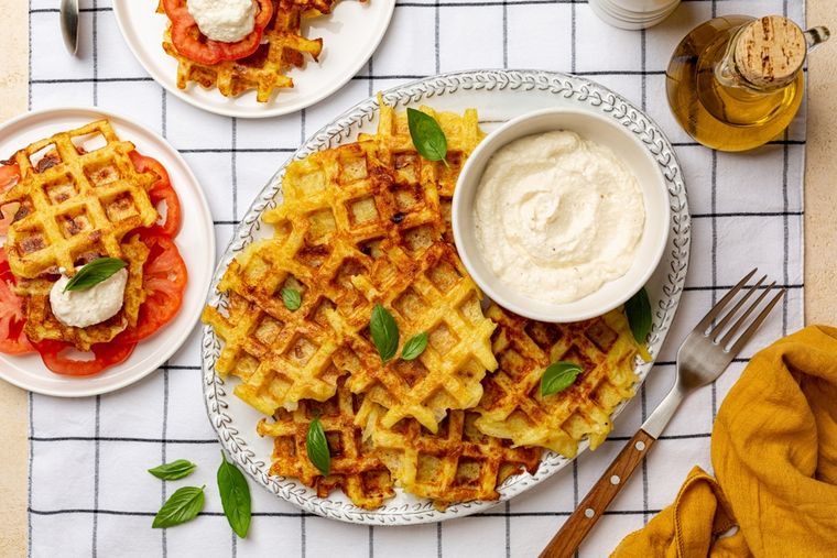 Receta de waffles de papa dorados, perfectos para brunch o cena.