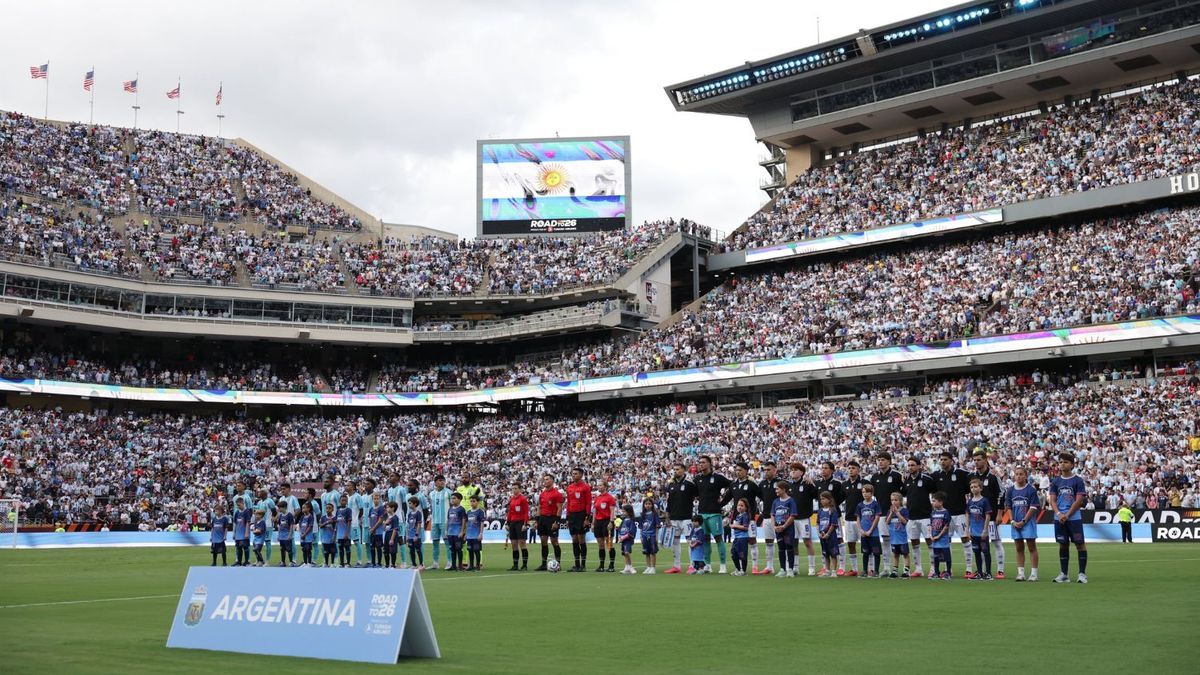 El increíble blooper en el momento del himno de la Selección argentina que hizo estallar al público en Texas