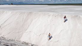 Las Salinas del Bebedero forman uno de los paisajes más impactantes de San Luis, con un extenso desierto blanco a pocos kilómetros de la capital provincial. Las Salinas del Bebedero forman uno de los paisajes más impactantes de San Luis, con un extenso desierto blanco a pocos kilómetros de la capital provincial.