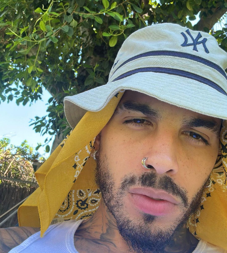 Rauw Alejandro canta el tema que le dedicó a Rosalía y rompe en llanto en pleno show Rauw Alejandro es un cantante puertorriqueño conocido por su música en el género de reguetón y trap latino. Foto: Instagram @rauwalejandro