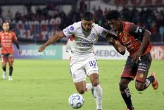 Ezequiel Herrera, defensor de San Lorenzo, encara ante la marca de un mediocampista de Deportivo Cuenca.&nbsp;