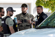 Decenas de agentes de la policía tomaron la casa donde viven los padres del sospechoso para recabar evidencias. Decenas de agentes de la policía tomaron la casa donde viven los padres del sospechoso para recabar evidencias.
