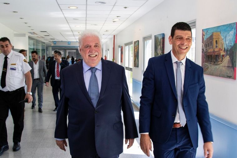 Medina, a la derecha de González García, dijo que llegarán vacunas extra entre febrero y marzo