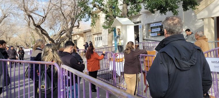 Los fieles se acarcaron a elevar sus plegarias a San Cayetano: el santo del pan y del trabajo Foto: Julián Crowe / MDZ