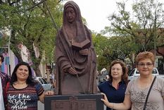 Mama Antula Devotas de la santiagueña junto a una imagen suya Foto: Facebook: Mama Antula