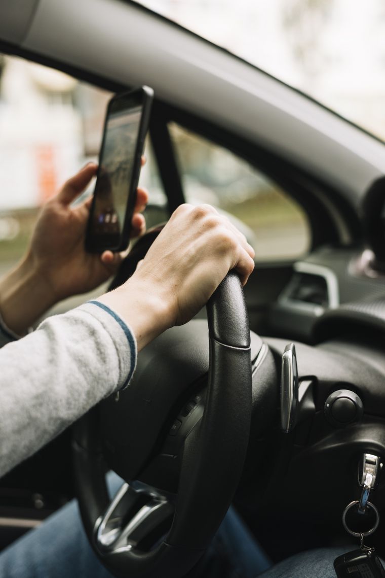 La IA identifica patrones de hiperconectividad detrás del hábito de no soltar el celular.