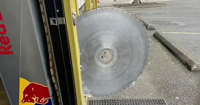 La sierra salió despedida desde una construcción vecina Foto: Captura de video