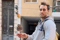 Un video de un joven pedaleando en bicicleta con una lechuza en su mano se volvió viral en las redes sociales Foto: Captura de video