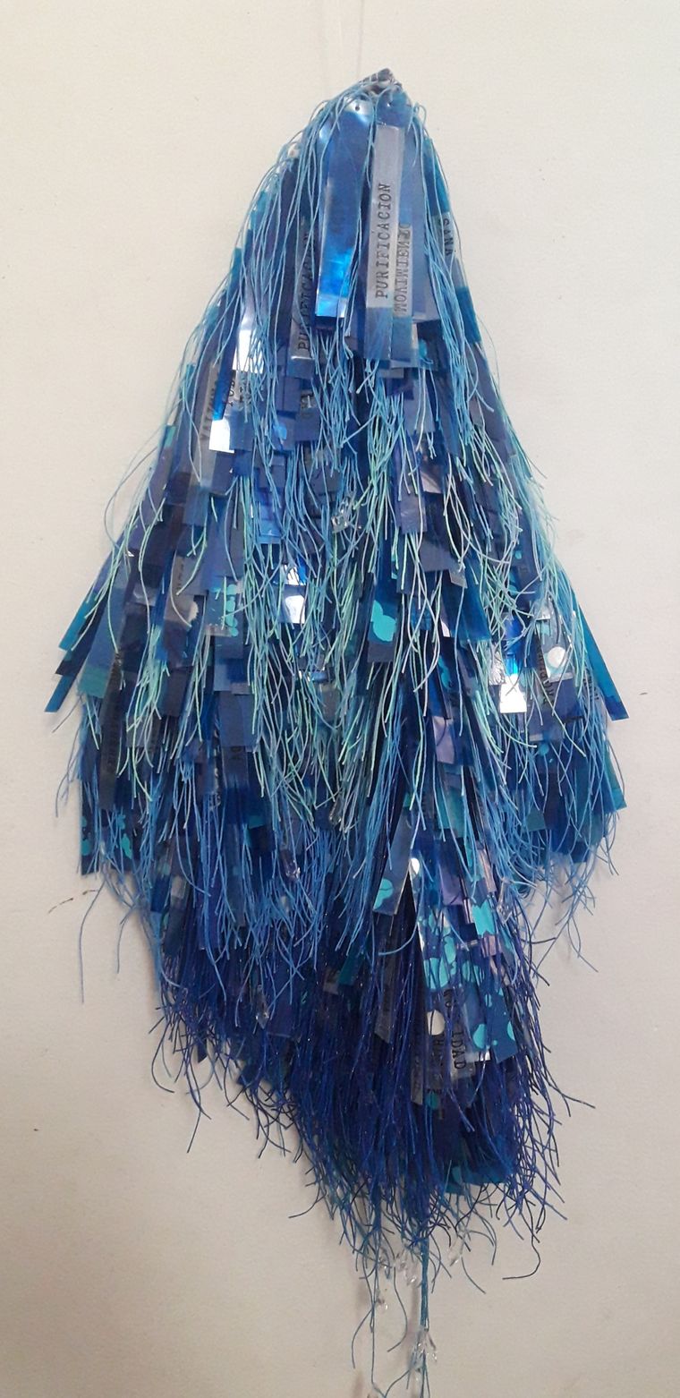 Los textiles suman volumen a la obra de María Victoria Silva.