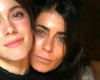 La mujer no pudo ocultar su preocupación en medio de la situación que rodea su familia. La mujer no pudo ocultar su preocupación en medio de la situación que rodea su familia.