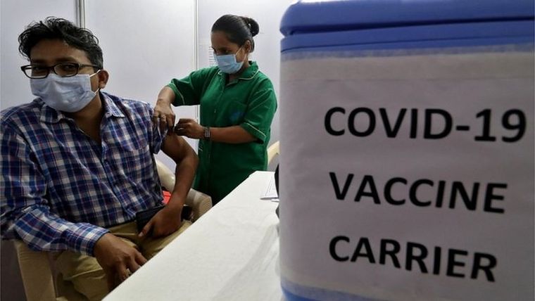 Los mitos sobre las vacunas son una de las barreras en la lucha contra la Covid-19. Foto: REUTERS