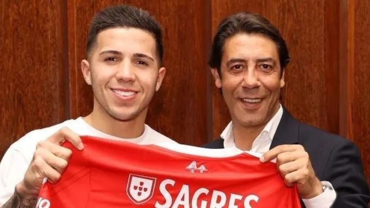 Enzo Fernández con Rui Costa.