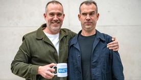 Los doctores Xand y Chris van Tulleken son hermanos gemelos y presentadores del podcast de la BBC "Whats Up Docs".