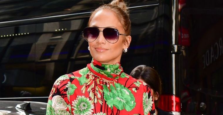Jennifer López y Jessica Alba se unen usando un mismo pantalón blanco Foto: InStyle
