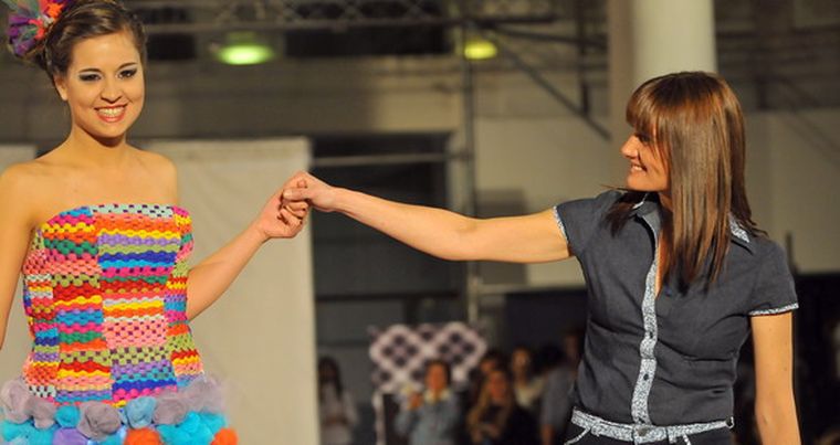 La diseñadora María Spina acompañó a una de las modelos del desfile. Foto: Gentileza