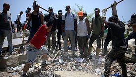 Voluntarios golpean restos de concreto con mazos de hierro buscando sobrevivientes bajo los escombros. Voluntarios golpean restos de concreto con mazos de hierro buscando sobrevivientes bajo los escombros.