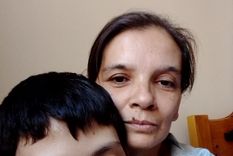 Renzo y su mamá Natalia, antes de viajar a Buenos Aires. La familia agradeció la colaboración de la población Foto: Gentileza