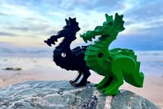 Los dragones verdes son unas de las piezas más raras de todas las que han aparecido en las playas de Cornualles. Foto: TRACY WILLIAMS Los dragones verdes son unas de las piezas más raras de todas las que han aparecido en las playas de Cornualles. Foto: TRACY WILLIAMS