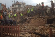 mas de 2.500 muertos por el terremoto devastador en nepal