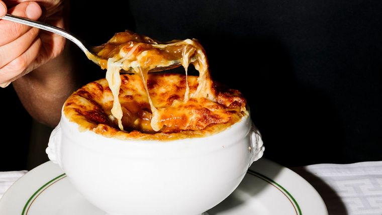 Esta sopa se robará definitivamente tu corazón ¡admira el queso gratinado, la cebolla caramelizada y la cremosidad!