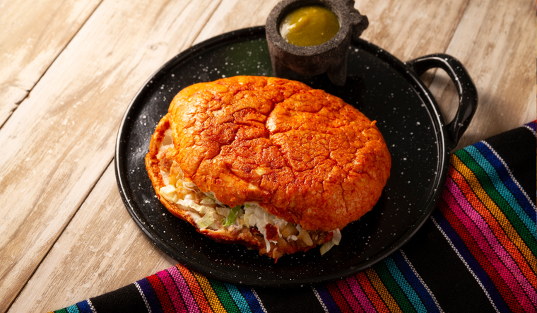 Aunque esta receta suele servirse caliente y ba&ntilde;ada en salsa, en algunas regiones del pa&iacute;s se preparan versiones fr&iacute;as o rellenas con frijoles, pollo o carne deshebrada, mostrando su gran versatilidad.