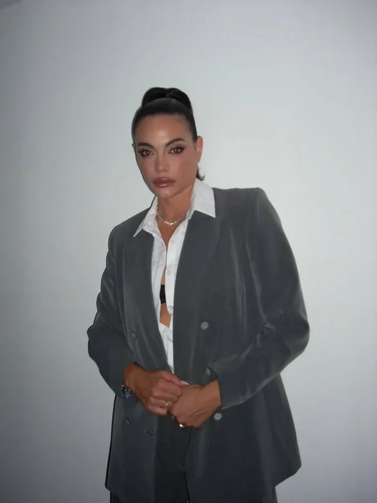 Emilia Attias y el traje que rompe las reglas. Emilia Attias y el traje que rompe las reglas.