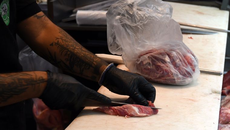 Los precios de la carne están bajando. Sin embargo, muchos clientes buscan economizar Foto: ALF PONCE MERCADO / MDZ