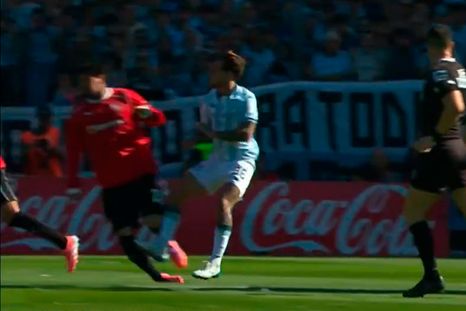 Bruno Zuculini le entró muy duro a Kevin Lomónaco. Bruno Zuculini le entró muy duro a Kevin Lomónaco.
