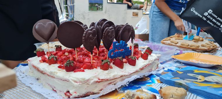 Comida para humanos y comida para perros. Comida para humanos y comida para perros.