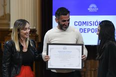 Sebastián Torrico junto a la senadora Anabel Fernández Sagasti.