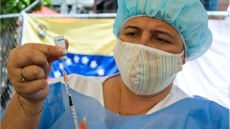 Venezuela ha estado utilizando una vacuna china y otra rusa contra el coronavirus. Foto: GETTY IMAGES