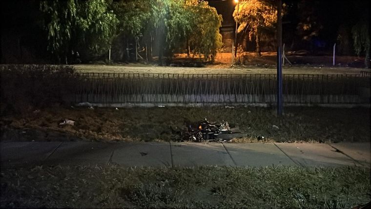 El conductor de la moto falleció en el lugar. Su acompañante fue trasladado en grave estado El conductor de la moto falleció en el lugar. Su acompañante fue trasladado en grave estado