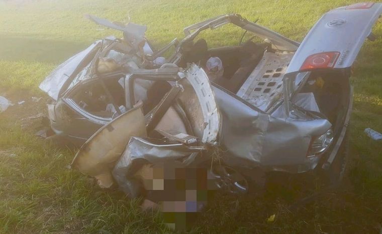 El auto quedó destruido tras el accidente en el que murieron un padre y sus dos hijos