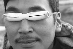 La gafas de sol tuvieron con predecesor las gafas de la nieve que utilizan los innuit en el Ártico. Foto: GETTY IMAGES