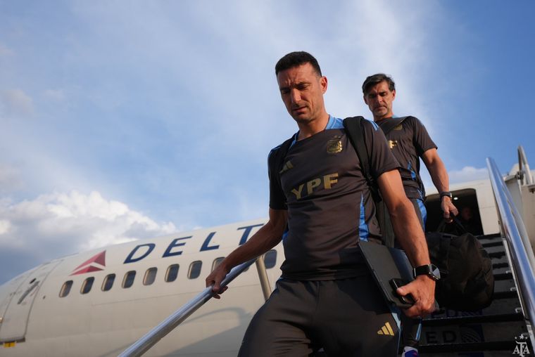 Scaloni en su llegada a Nueva Jersey. Foto: @Seleccionargentina
