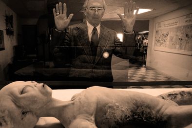 MDZol | En 1947, EEUU afirmó que los restos hallados en Roswell (Nuevo México) era de un extraterrestre (en la imagen, una autopsia alienígena expuesta en un museo). Pasaron 50 años y finalmente el ejército estadounidense admitió que los restos procedían de un pr