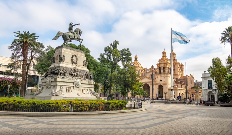 Conocé cuánto cuesta la noche de hotel en algunos de los destinos más elegidos para estas vacaciones de invierno. Foto: Canva.