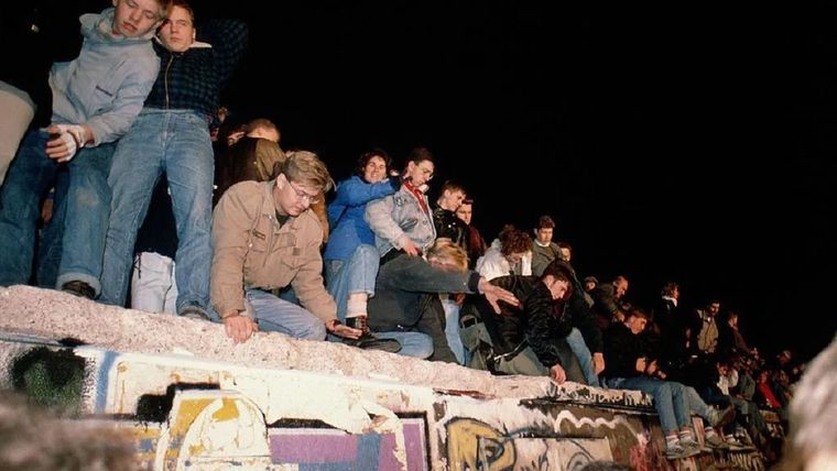 El 9 de noviembre de 1989 cayó el Muro de Berlín, que había dividido a la ciudad durante casi 30 años. Foto: BBC