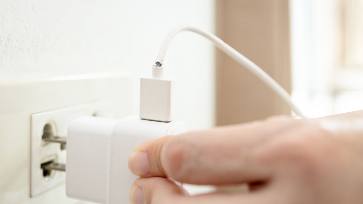 La forma correcta de conectar el celular al cargador, según expertos en tecnología