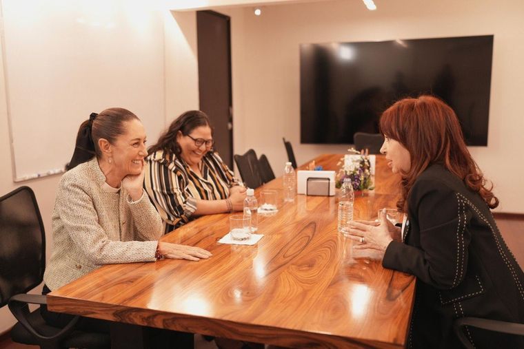 Cristina Fernández de Kirchner durante su reunión con Claudia Shein, en México. Foto: Cristina Fernández de Kirchner