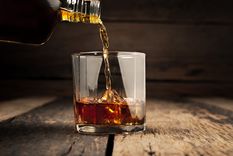 El whisky es una de las bebidas más populares del mundo. Foto: The manual -  https://www.themanual.com/food-and-drink/scotch-vs-whiskey/