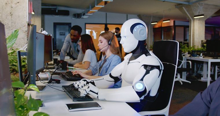 Los jóvenes creen que la inteligencia artificial no compite por el empleo humano Foto: Shutterstock