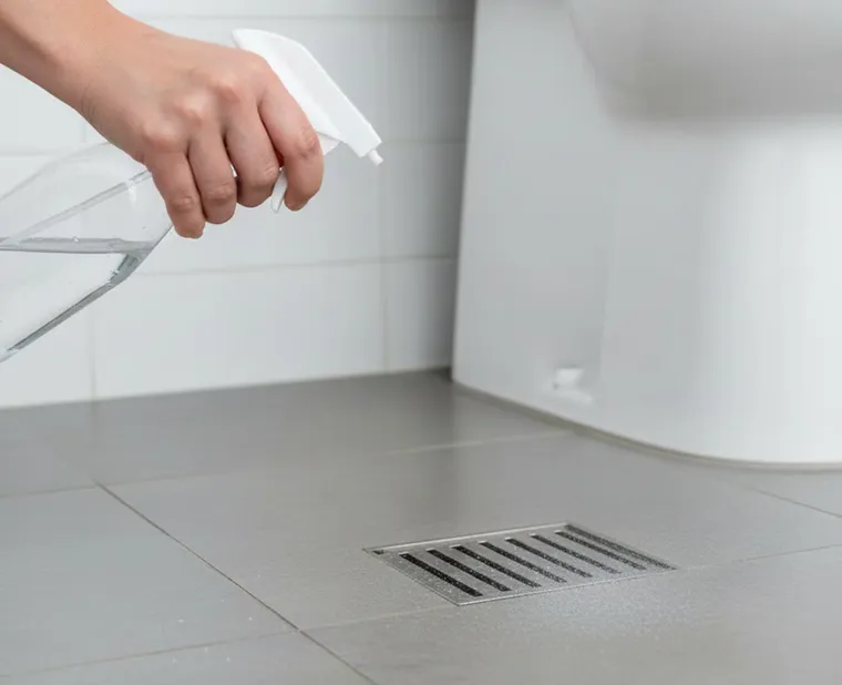 Acaba con la suciedad del baño en pocos minutos con vinagre blanco.&nbsp;