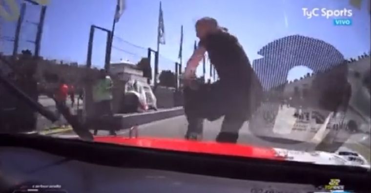 Una mujer en monopatín se cruzó por delante de un coche y fue atropellada Foto: captura de TV