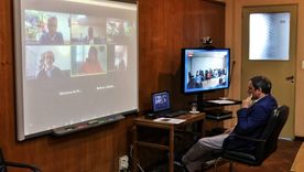 Hinojosa participando de la reunión.
