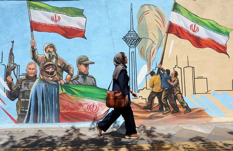 Una mujer camina por las calles de Teherán, Irán.