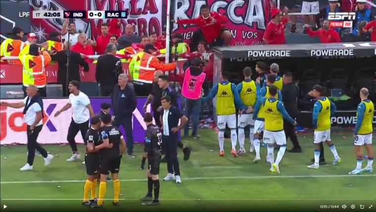 El tenso cruce entre los plateístas de Independiente y los suplentes de Racing.