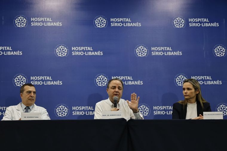 El doctor Roberto Kalil (c) frece una rueda de prensa con información actualizada sobre el estado del presidente Foto: EFE/ Isaac Fontana